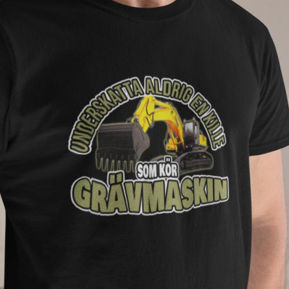 Svart - T-shirt  Underskatta aldrig en kille som kör grävmaskin