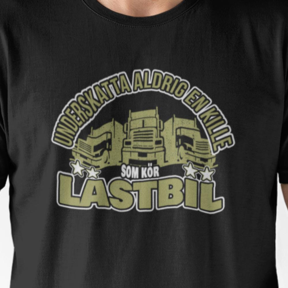 Svart - T-shirt -  Underskatta aldrig en kille som kör lastbil