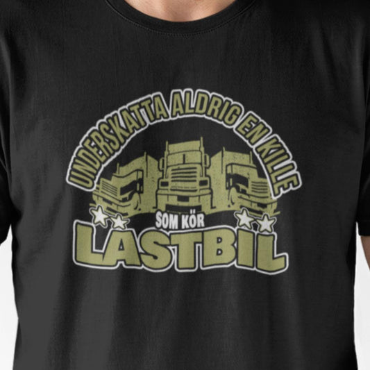 Svart - T-shirt -  Underskatta aldrig en kille som kör lastbil