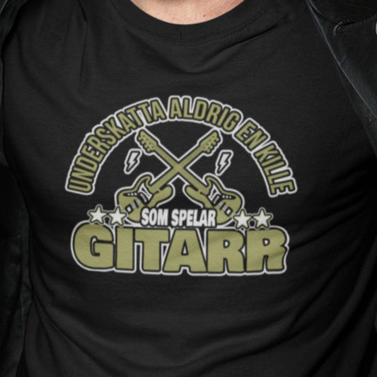 Svart - T-shirt -  Underskatta aldrig en kille som spelar gitarr