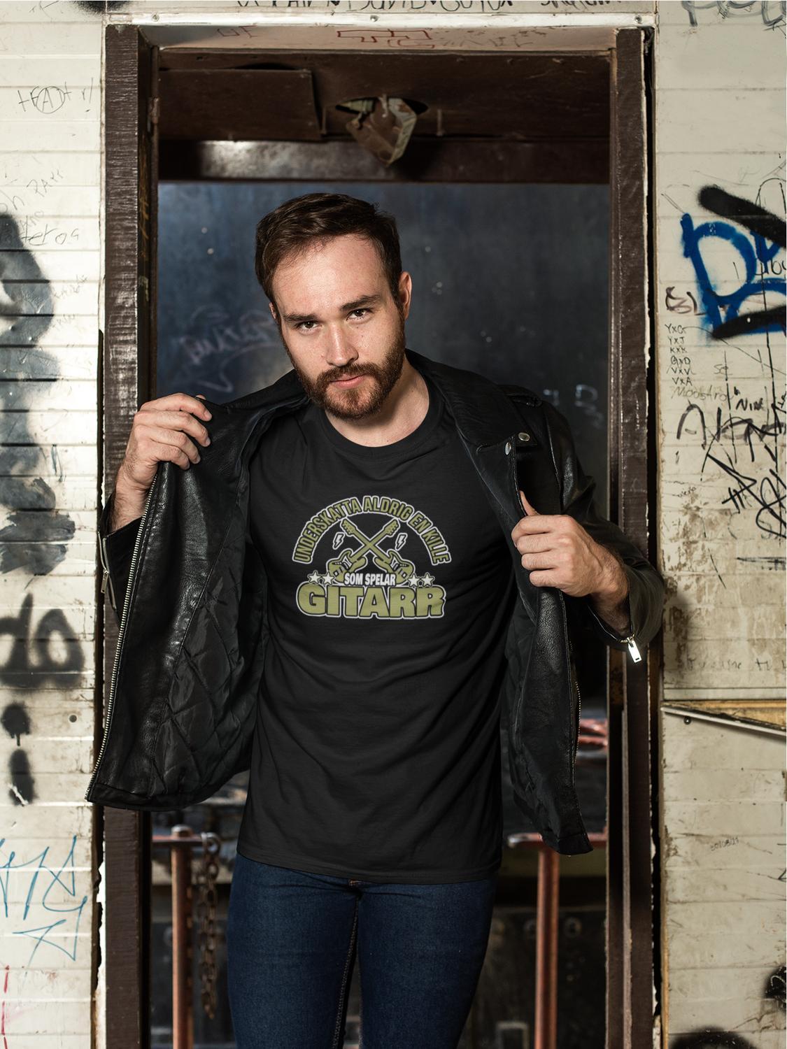 Svart - T-shirt -  Underskatta aldrig en kille som spelar gitarr