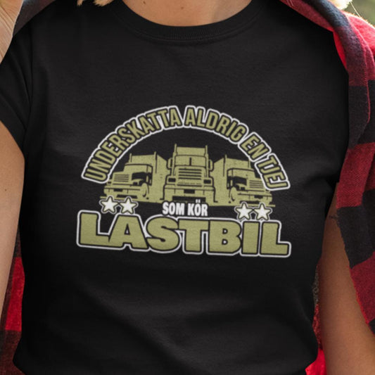Svart - T-shirt -  Underskatta aldrig en tjej som kör lastbil