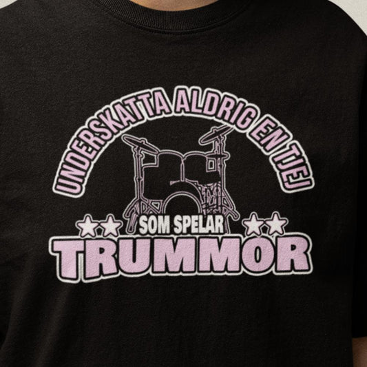 Svart - T-shirt -  Underskatta aldrig en tjej som spelar trummor