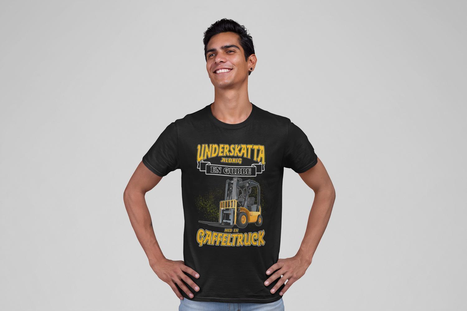 Svart T-shirt underskatta aldrig en gubbe med en gaffeltruck - Highstreet.se