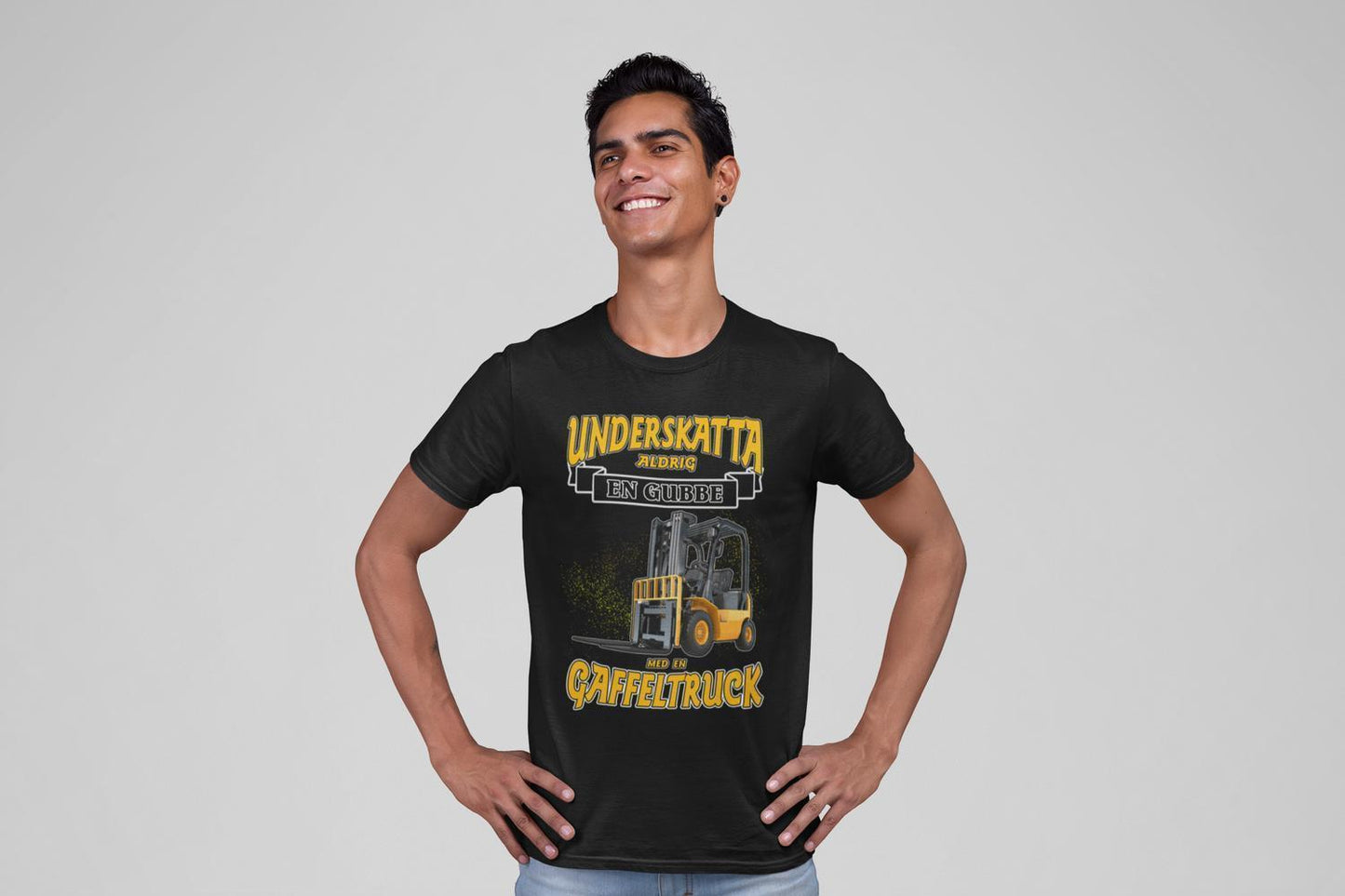 Svart T-shirt underskatta aldrig en gubbe med en gaffeltruck - Highstreet.se