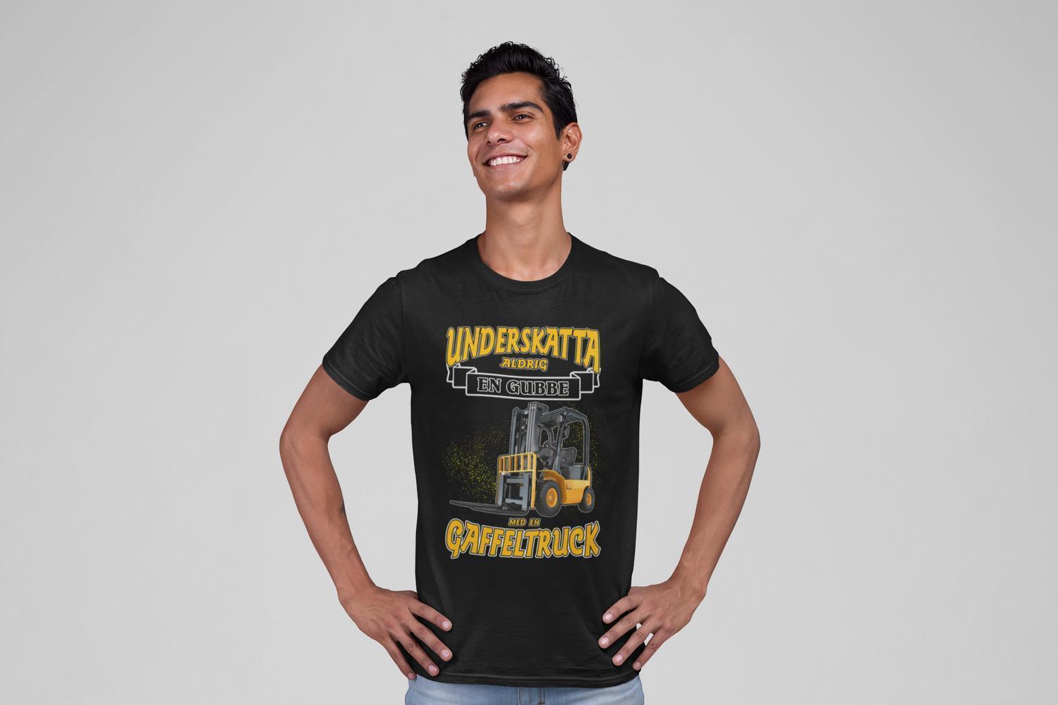Svart T-shirt underskatta aldrig en gubbe med en gaffeltruck - Highstreet.se