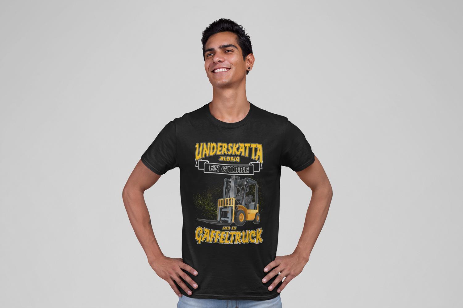 Svart T-shirt underskatta aldrig en gubbe med en gaffeltruck - Highstreet.se