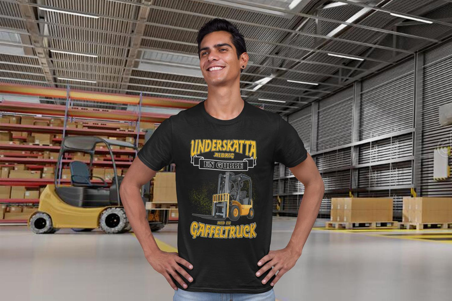 Svart T-shirt underskatta aldrig en gubbe med en gaffeltruck - Highstreet.se