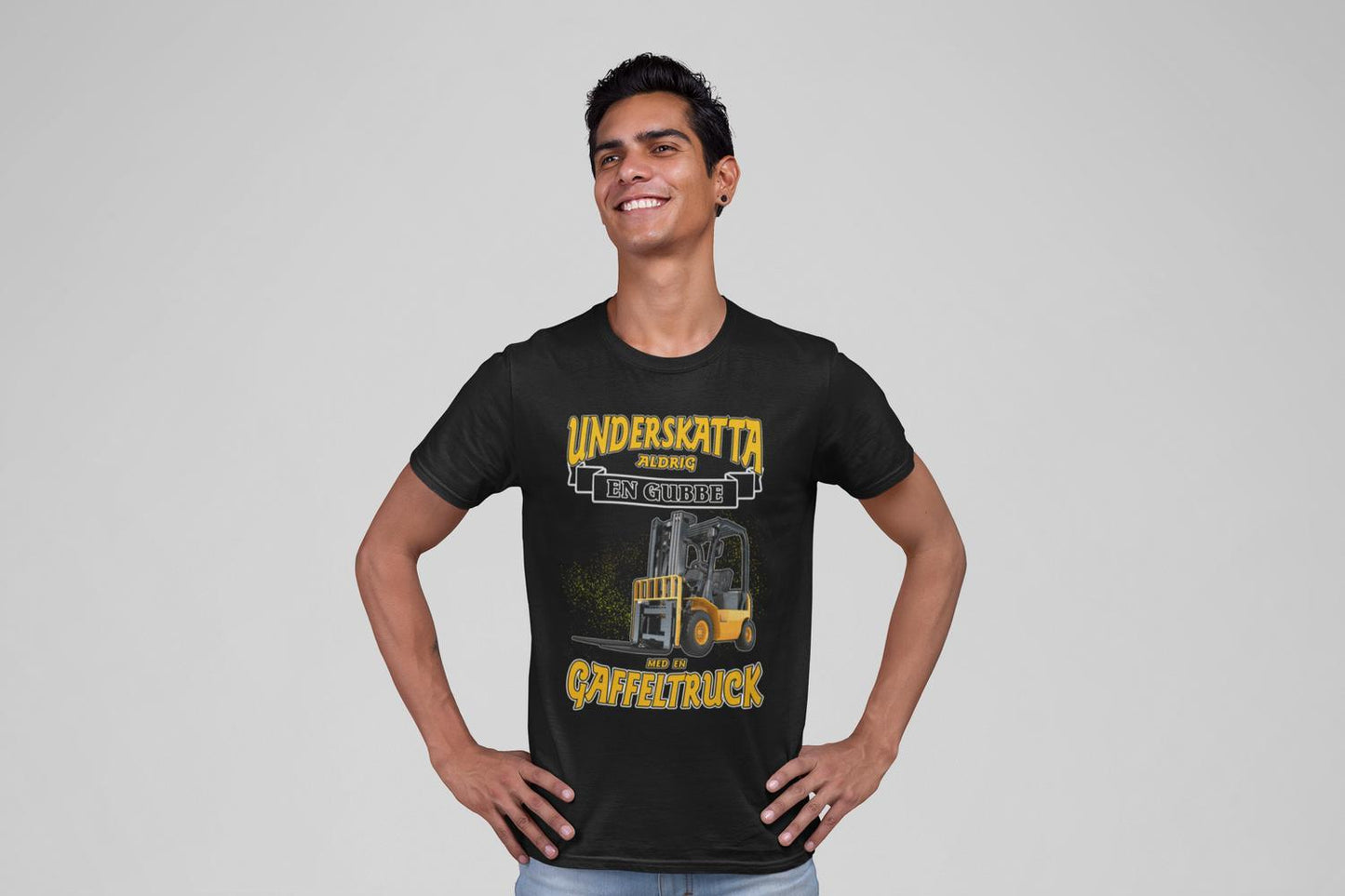 Svart T-shirt underskatta aldrig en gubbe med en gaffeltruck - Highstreet.se