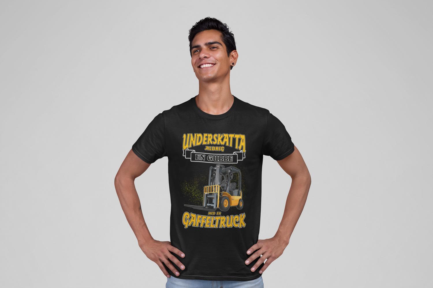 Svart T-shirt underskatta aldrig en gubbe med en gaffeltruck - Highstreet.se