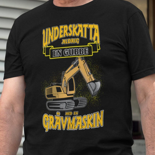 Svart T-shirt underskatta aldrig en gubbe med en grävmaskin a3 - Highstreet.se