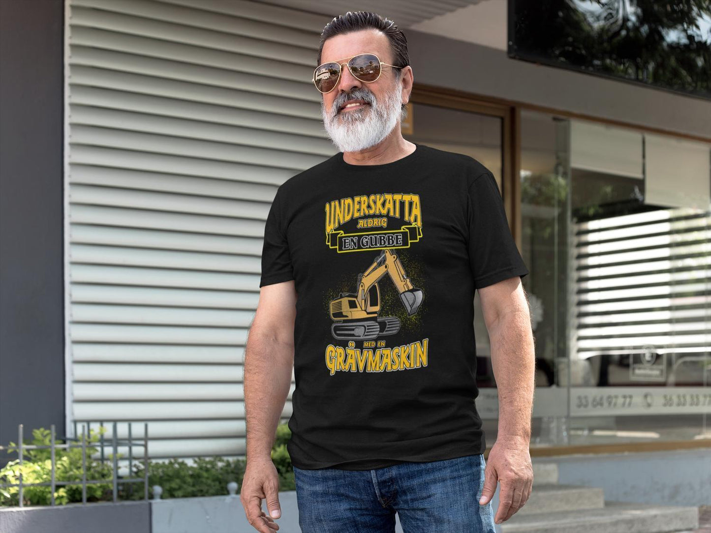 Svart T-shirt underskatta aldrig en gubbe med en grävmaskin a3 - Highstreet.se
