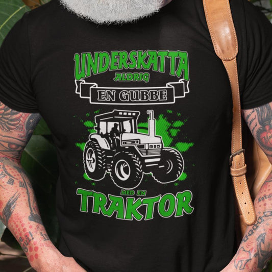 Svart T-shirt underskatta aldrig en gubbe med en traktor Splash - Highstreet.se