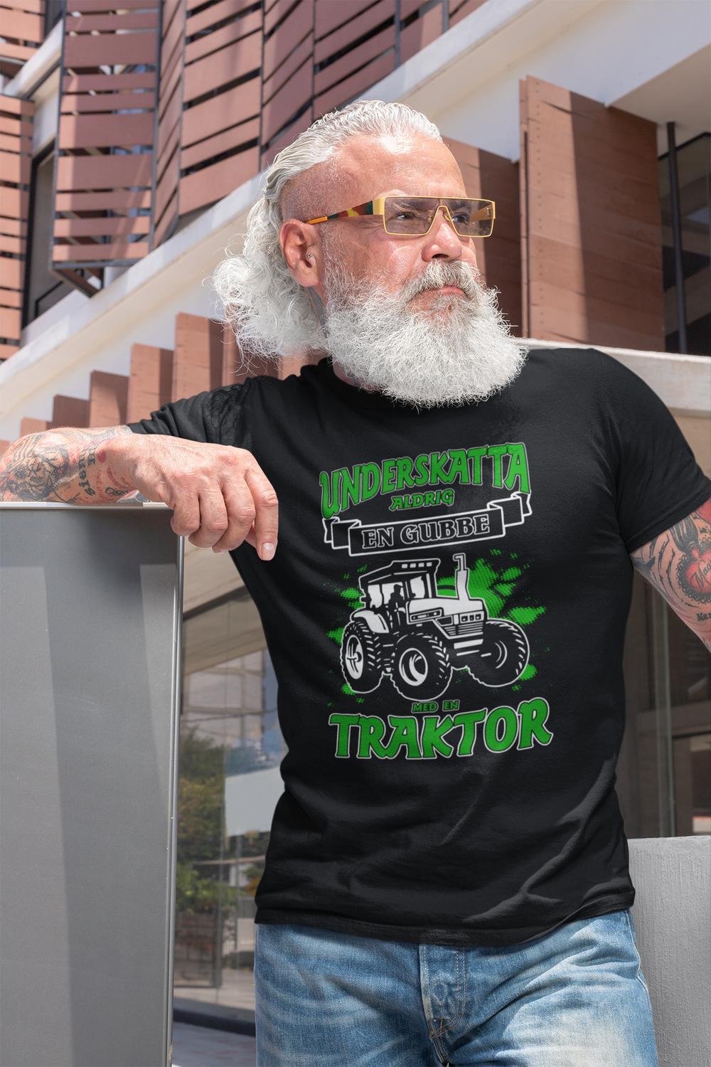 Svart T-shirt underskatta aldrig en gubbe med en traktor Splash - Highstreet.se
