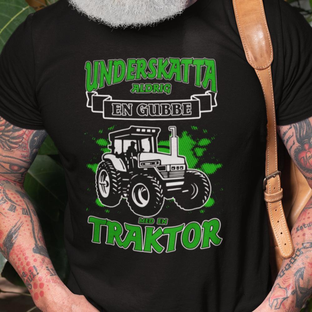 Svart T-shirt underskatta aldrig en gubbe med en traktor Splash - Highstreet.se