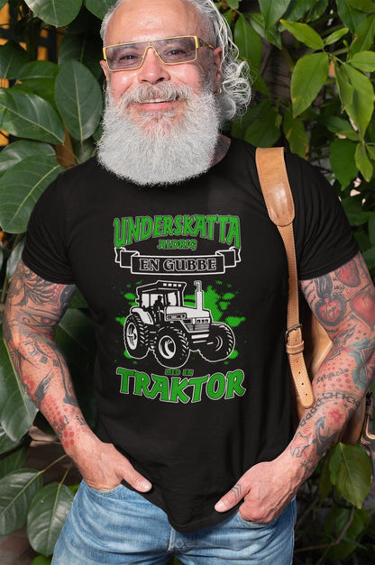 Svart T-shirt underskatta aldrig en gubbe med en traktor Splash - Highstreet.se