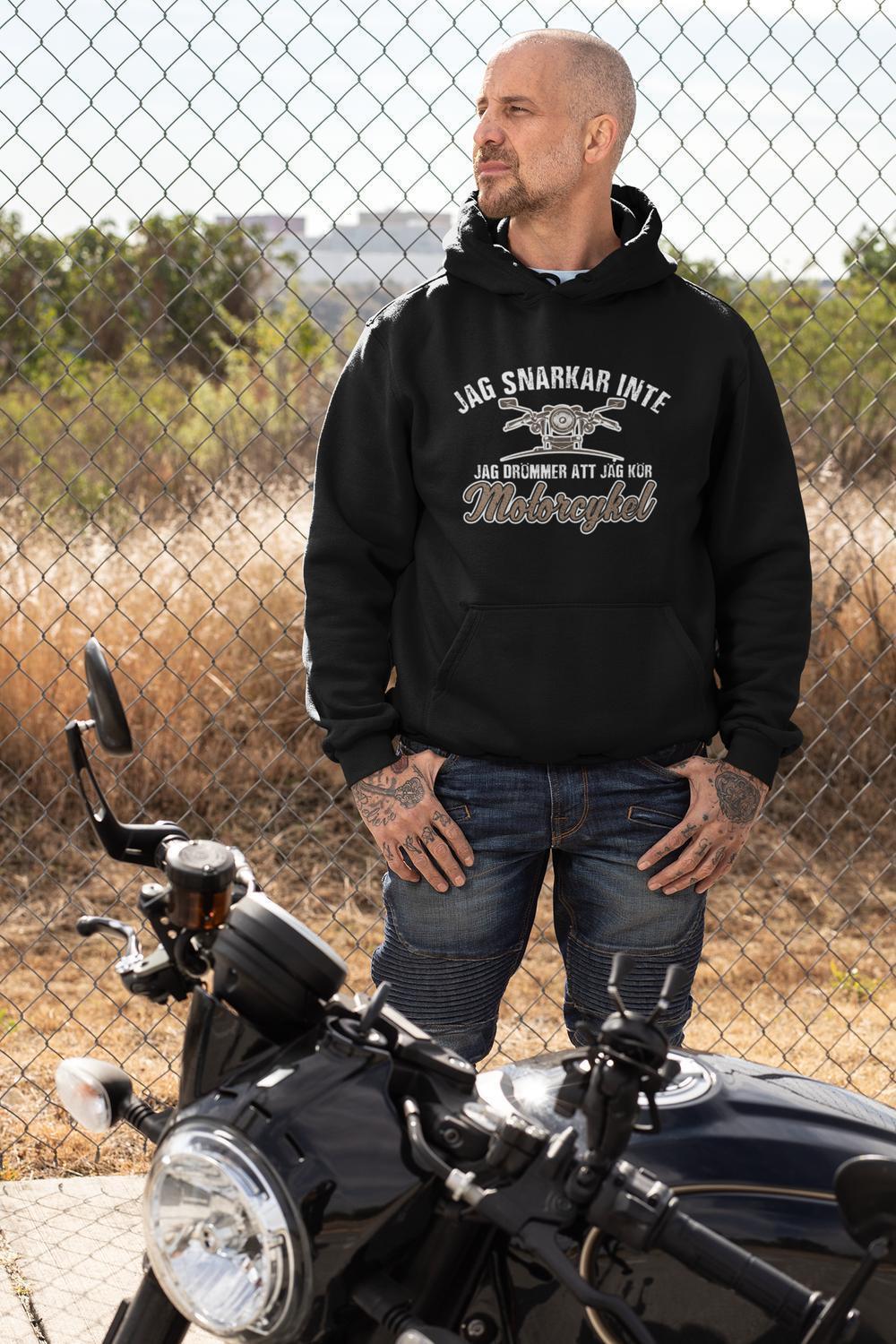 Svart huvtröja med motorcykel design.  Jag snarkar inte