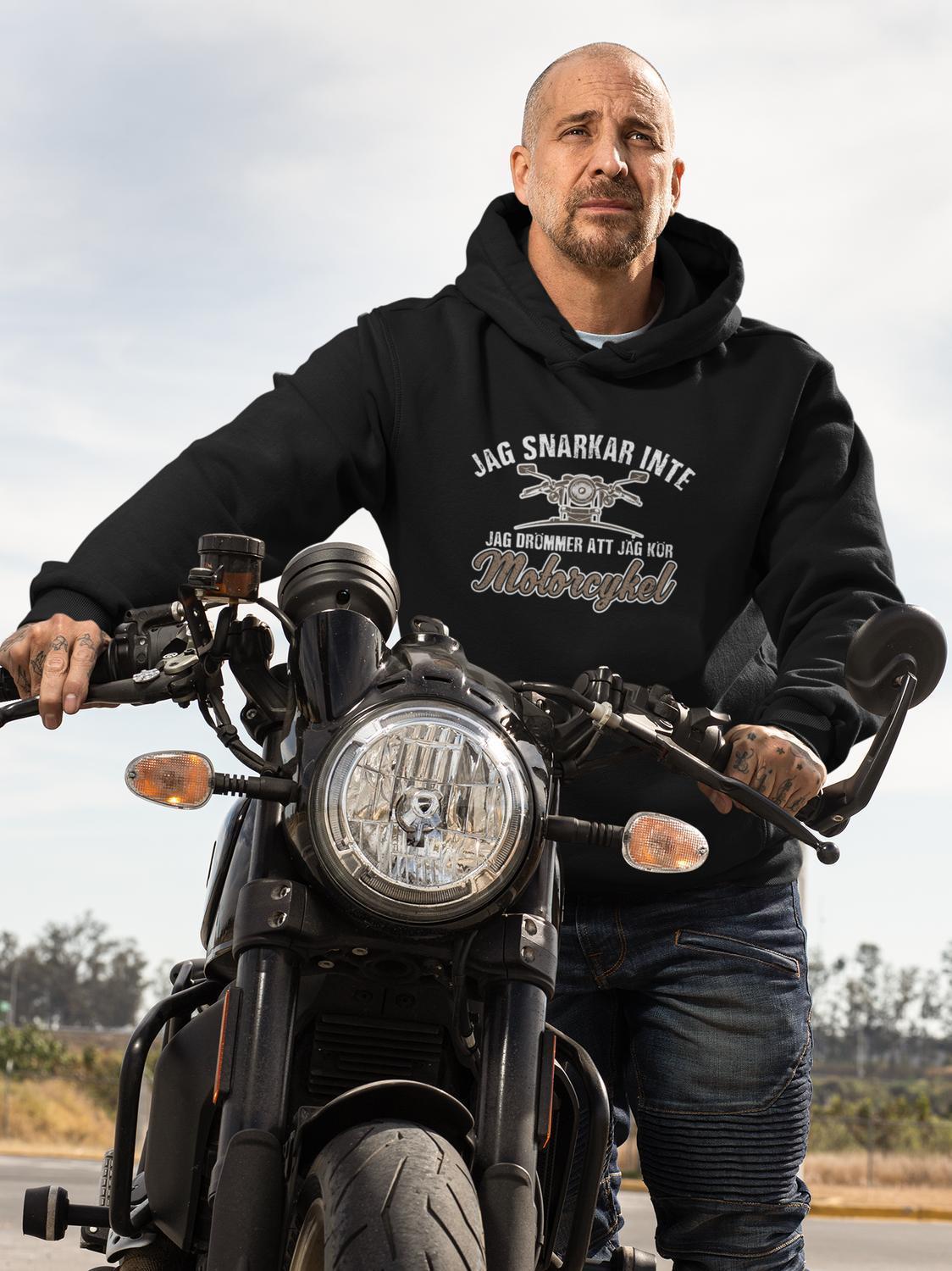 Svart huvtröja med motorcykel design.  Jag snarkar inte