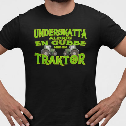 Traktor T-shirt Underskatta aldrig en gubbe med en traktor ! - Highstreet.se