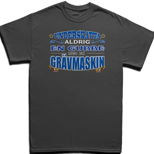 T-shirt - Underskatta aldrig en gubbe med en grävmaskin - Highstreet.se