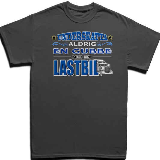 T-shirt - Underskatta aldrig en gubbe med en lastbil - Highstreet.se