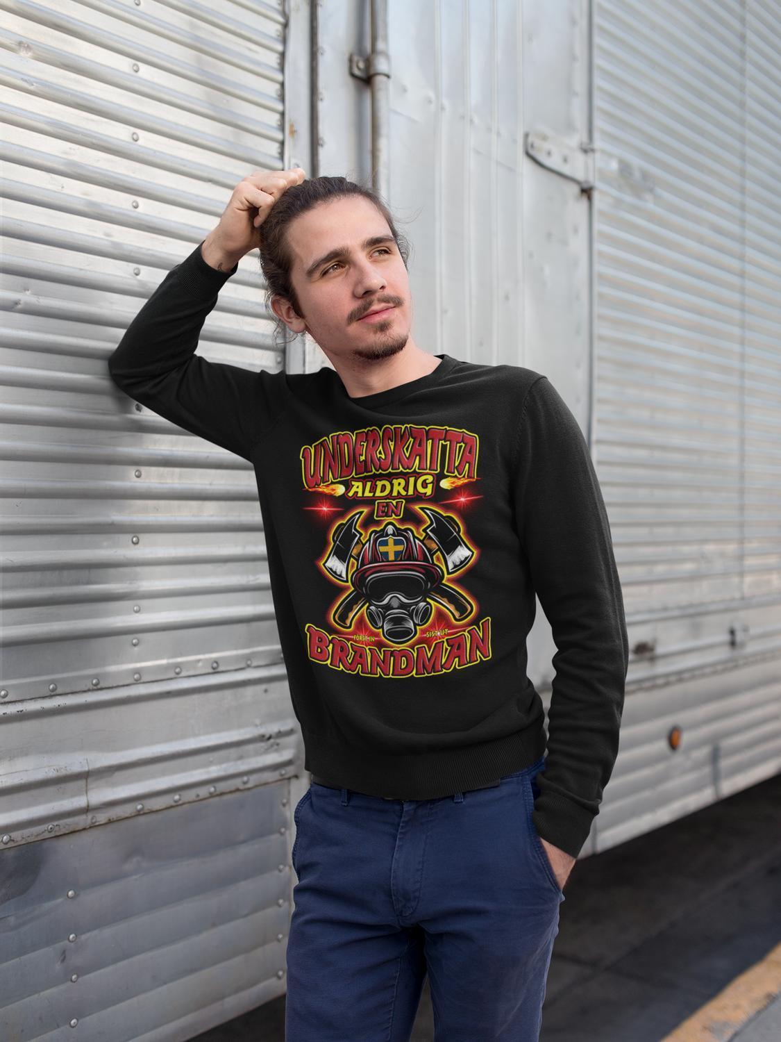 Underskatta aldrig en brandman Sweatshirt svart A3
