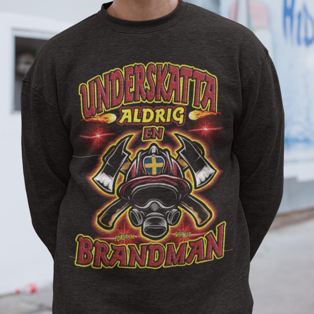 Underskatta aldrig en brandman Sweatshirt svart A3
