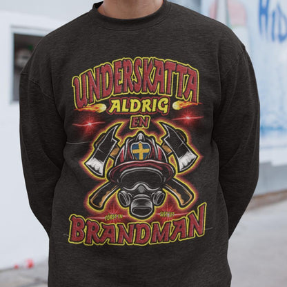 Underskatta aldrig en brandman Sweatshirt svart A3