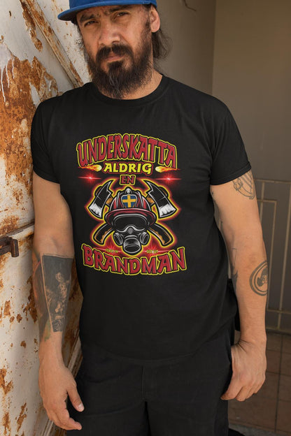 Underskatta aldrig en brandman T-shirt svart eld design - Highstreet.se