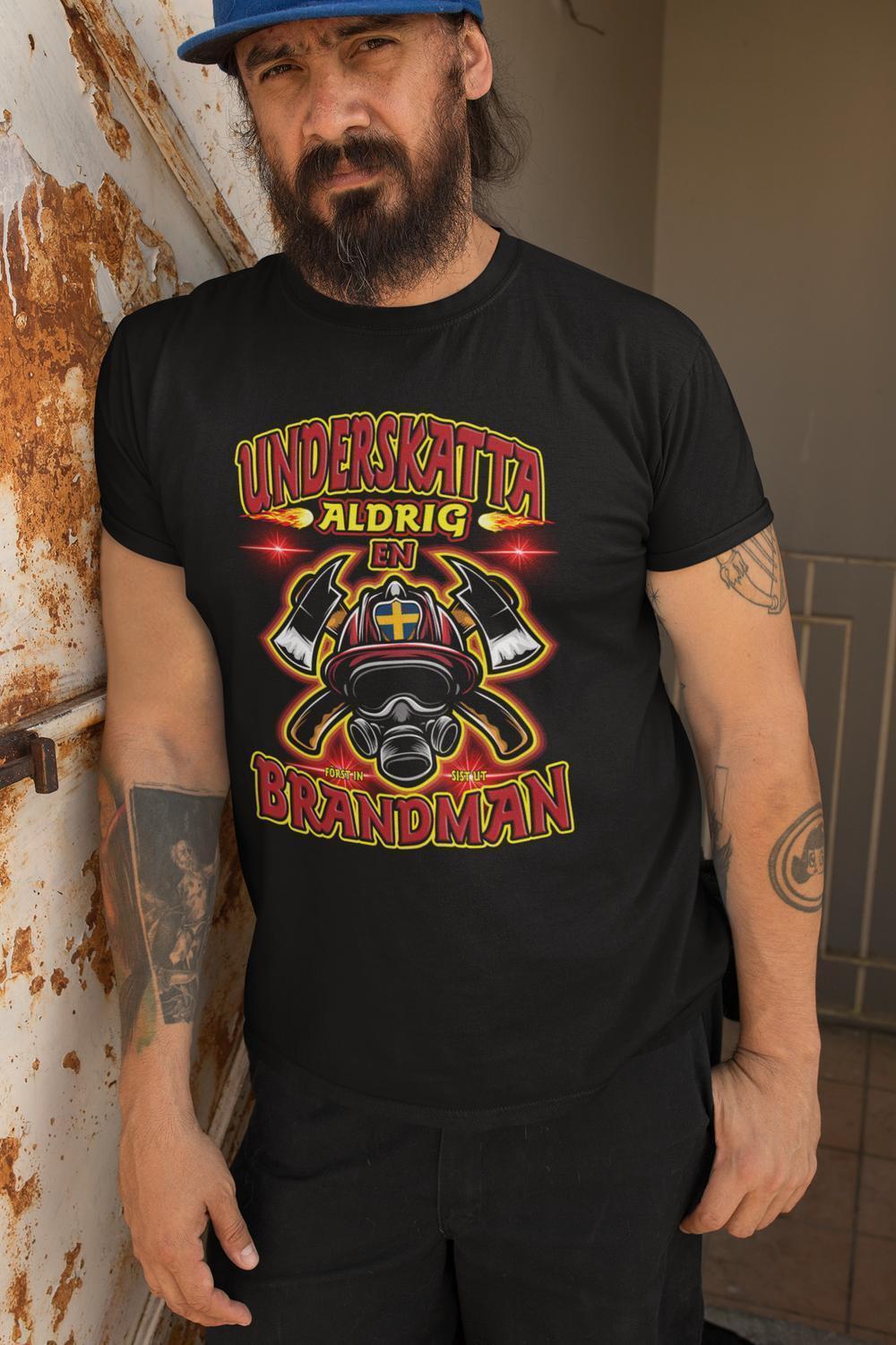 Underskatta aldrig en brandman T-shirt svart eld design - Highstreet.se