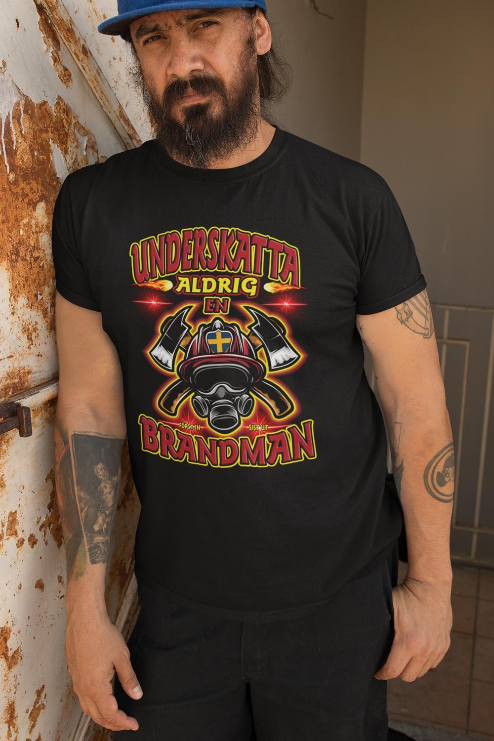 Underskatta aldrig en brandman T-shirt svart eld design - Highstreet.se