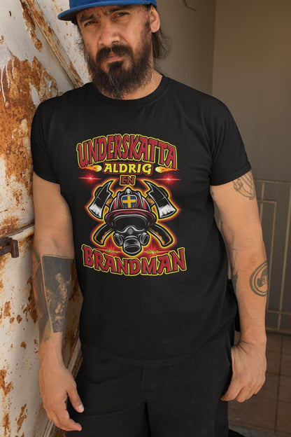 Underskatta aldrig en brandman T-shirt svart eld design - Highstreet.se