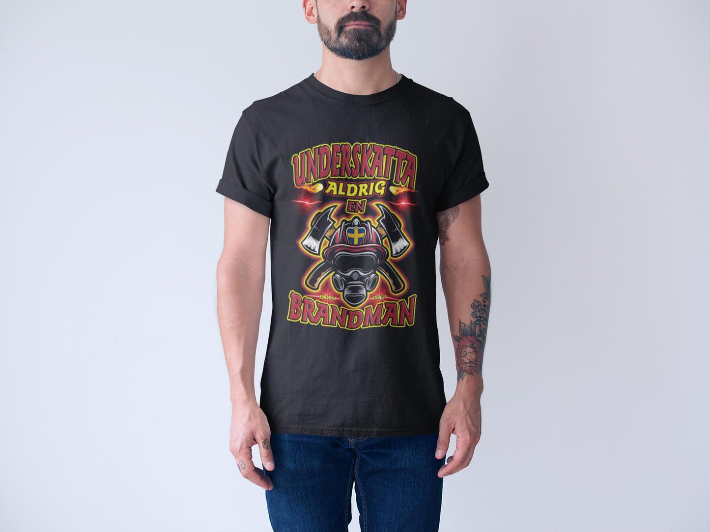 Underskatta aldrig en brandman T-shirt svart eld design - Highstreet.se
