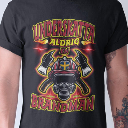 Underskatta aldrig en brandman T-shirt svart eld design - Highstreet.se