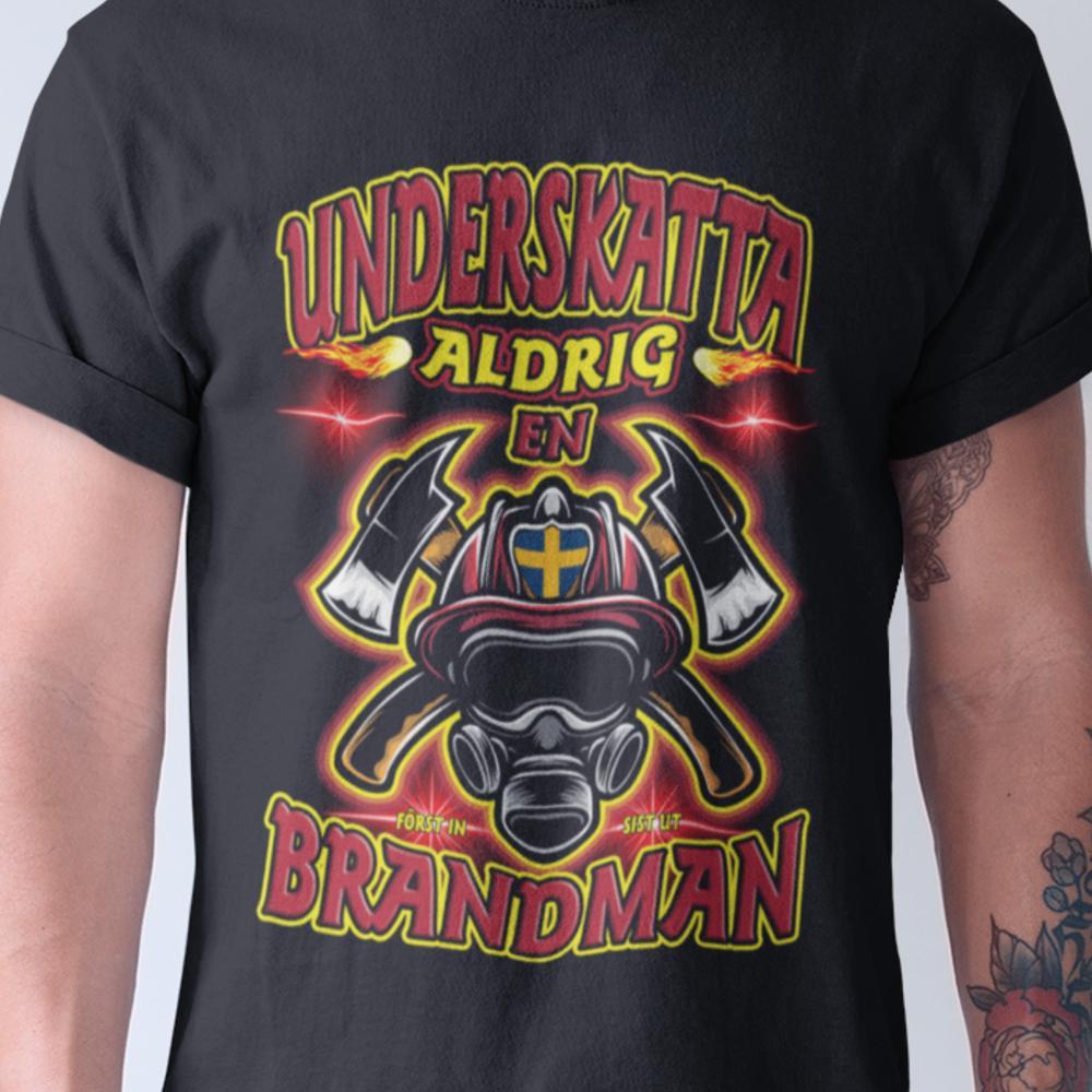 Underskatta aldrig en brandman T-shirt svart eld design - Highstreet.se