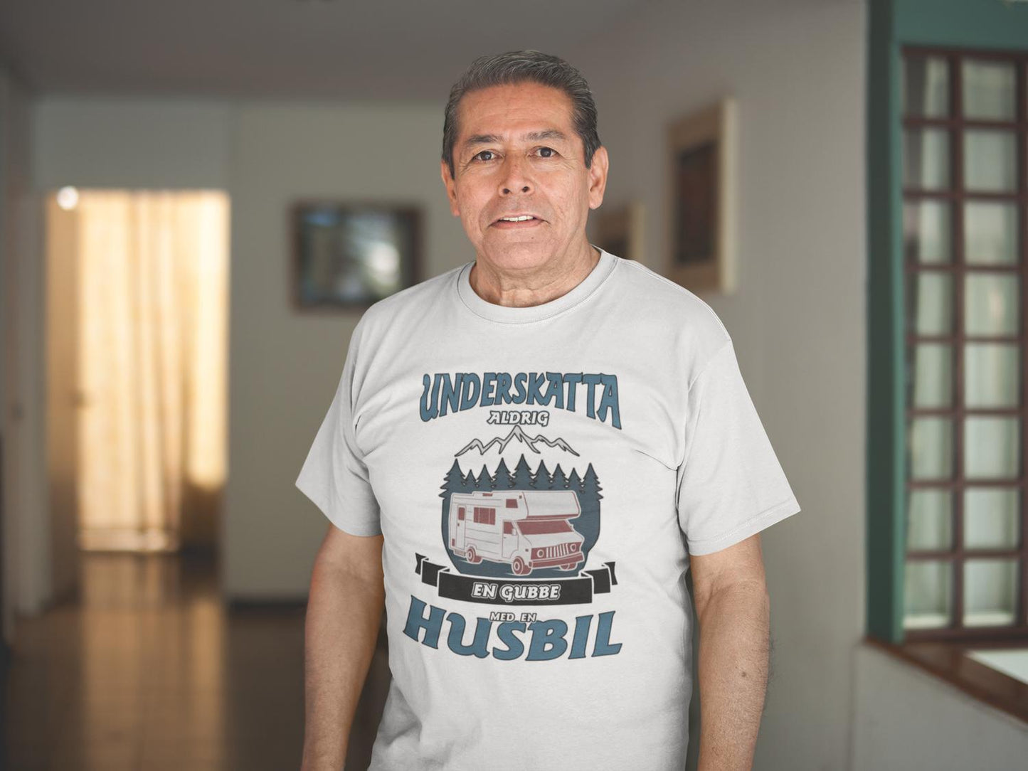 Underskatta aldrig en gubbe med en husbil vit t-shirt - Highstreet.se