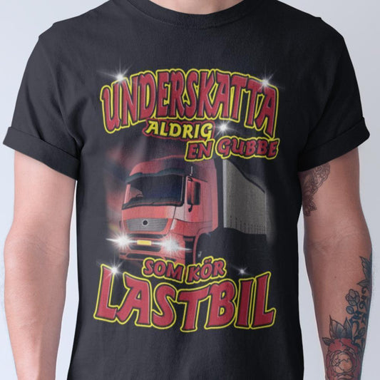 Underskatta aldrig en gubbe som kör lastbil T-shirt svart A3 - Highstreet.se