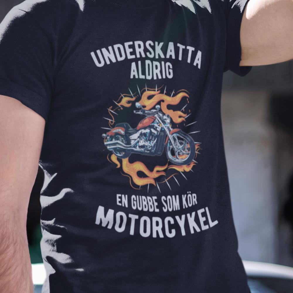 Underskatta aldrig gubbe som kör motorcykel T-shirt svart Eld - Highstreet.se