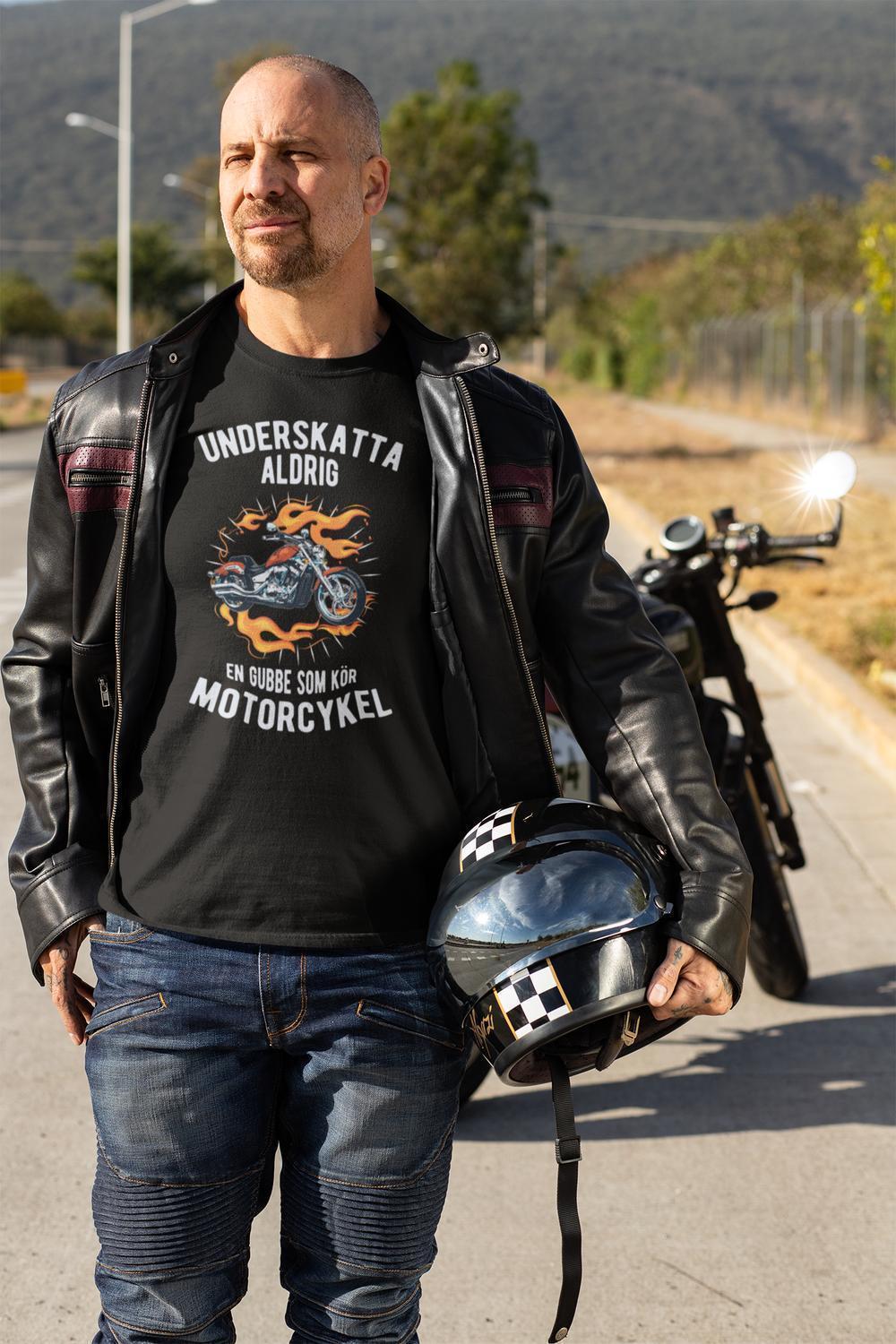 Underskatta aldrig gubbe som kör motorcykel T-shirt svart Eld - Highstreet.se