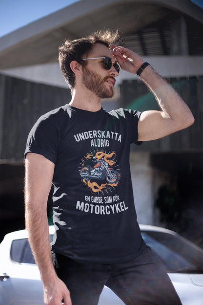 Underskatta aldrig gubbe som kör motorcykel T-shirt svart Eld - Highstreet.se