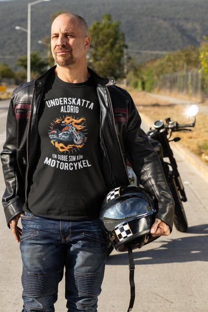 Underskatta aldrig gubbe som kör motorcykel T-shirt svart Eld - Highstreet.se