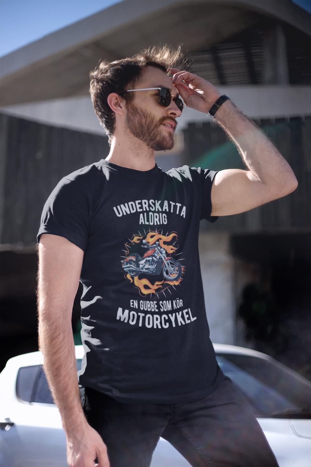 Underskatta aldrig gubbe som kör motorcykel T-shirt svart Eld - Highstreet.se