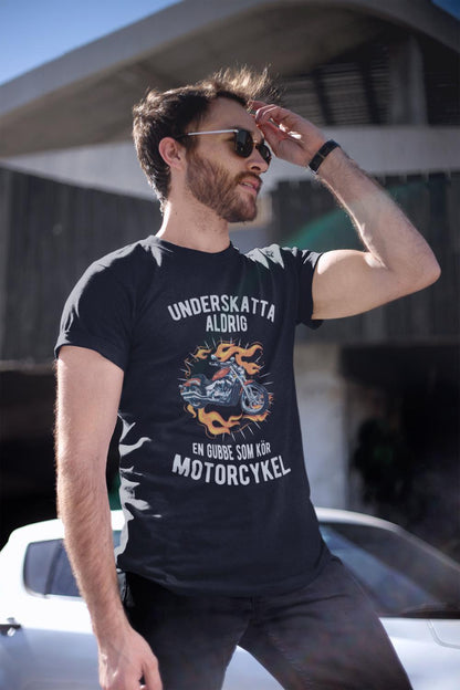 Underskatta aldrig gubbe som kör motorcykel T-shirt svart Eld - Highstreet.se