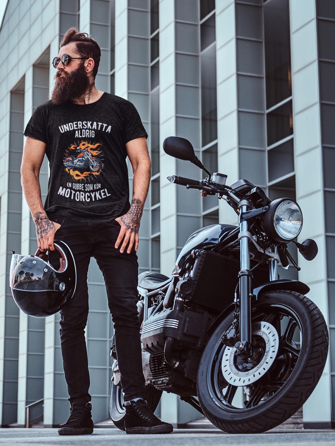Underskatta aldrig gubbe som kör motorcykel T-shirt svart Eld - Highstreet.se